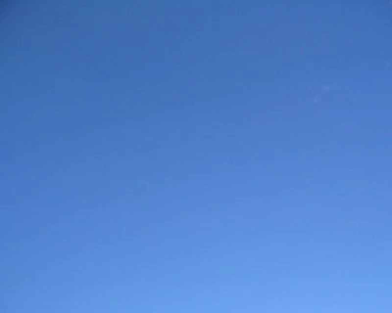 纯净清澈的蔚蓝晴空
